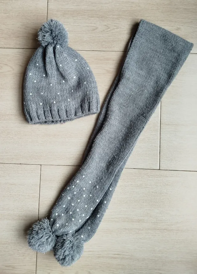 Conjunto Gorro y Bufanda Gris con Puntos Blancos