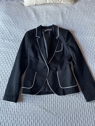 Americana Zara Negra con Ribetes Blancos