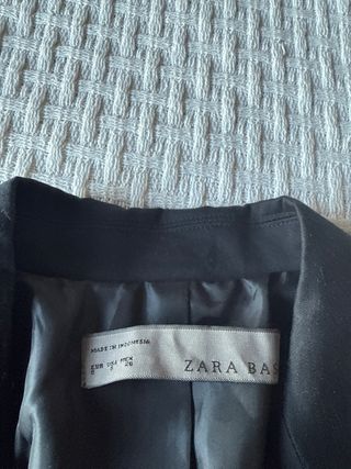 Americana Zara Negra con Ribetes Blancos