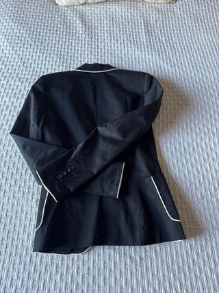 Americana Zara Negra con Ribetes Blancos