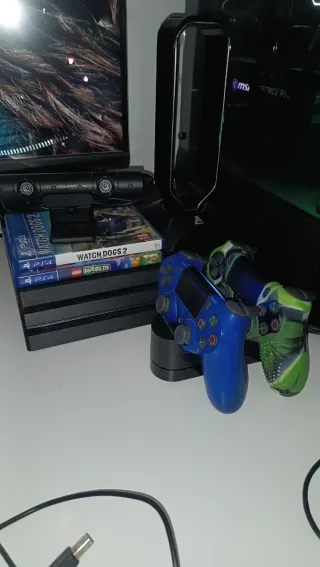 Lote PS4 Pro 1TB + cámara, mandos, juegos...
