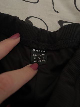 Falda corta negra ajustada con fruncido.