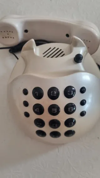 Telefono fisso bianco con la forma rotonda