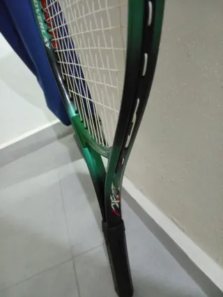 Raqueta de tenis verde y negra