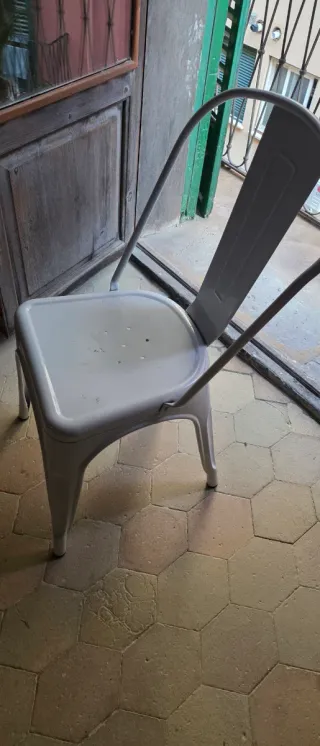 Sedia in ferro bianco in stile industriale