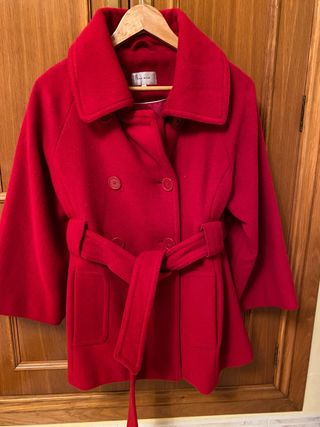 Abrigo rojo con cinturón