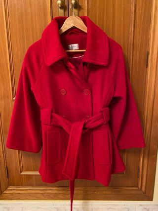 Abrigo rojo con cinturón