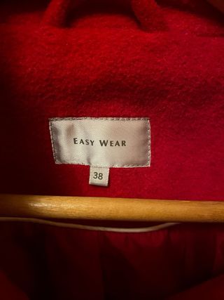 Abrigo rojo con cinturón