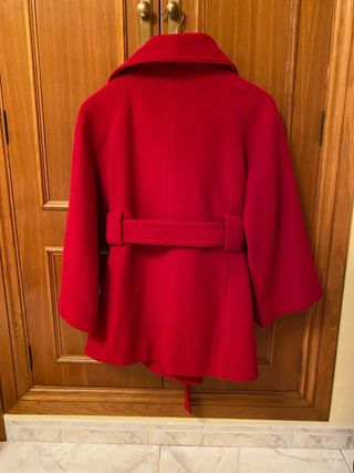 Abrigo rojo con cinturón