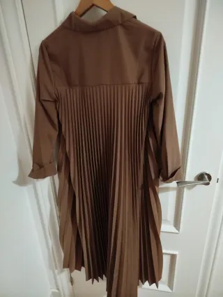 Vestido largo marrón plisado