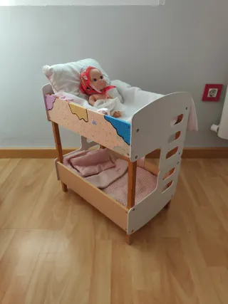 Litera de madera para muñecas