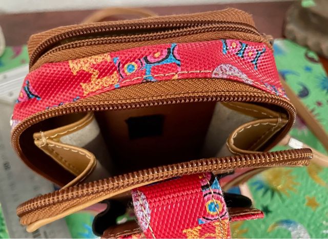 Bolso multicolor con compartimentos