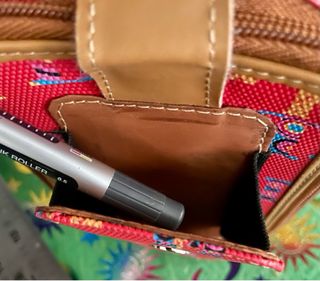 Bolso multicolor con compartimentos