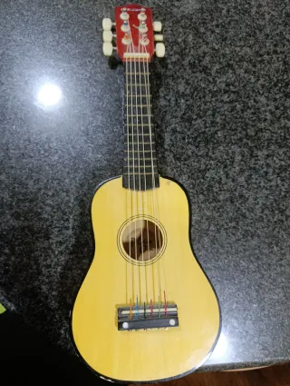 Guitarra infantil amarilla