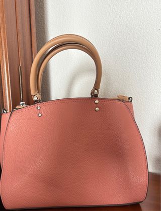 Bolso rosa y marrón