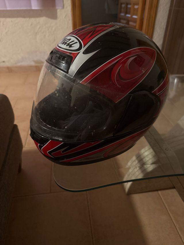 Casco de moto integral negro y rojo