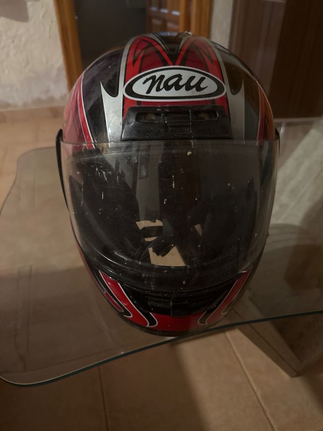Casco de moto integral negro y rojo