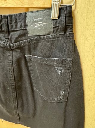 Falda vaquera negra efecto desgastado