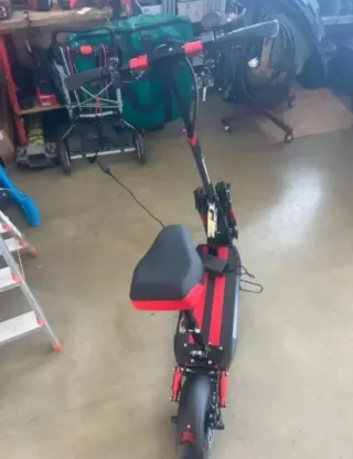 Patinete Eléctrico Negro y Rojo