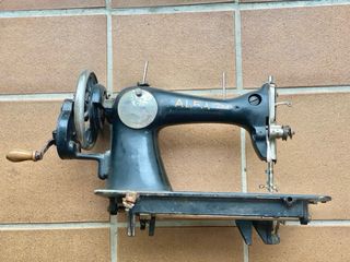 Máquina de coser antigua ALFA