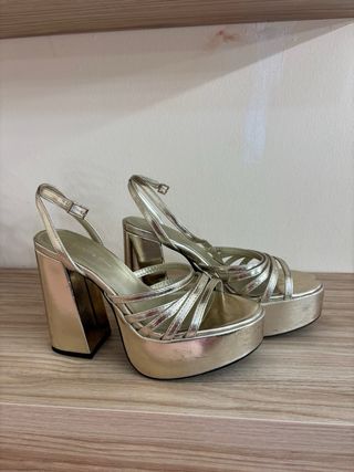 Sandalias doradas plataforma tacón