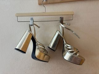 Sandalias doradas plataforma tacón