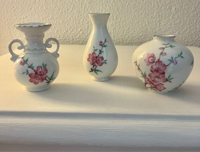 Tres jarrones miniatura de porcelana