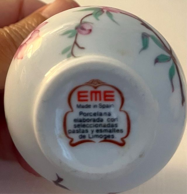 Tres jarrones miniatura de porcelana