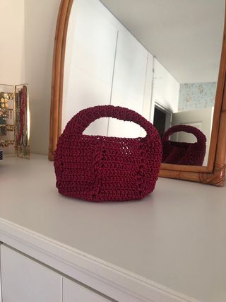 Bolso de mano tejido color granate