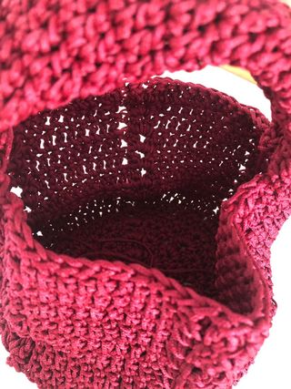 Bolso de mano tejido color granate