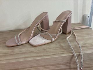 Sandalias de tacón rosa con pedrería