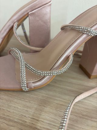 Sandalias de tacón rosa con pedrería