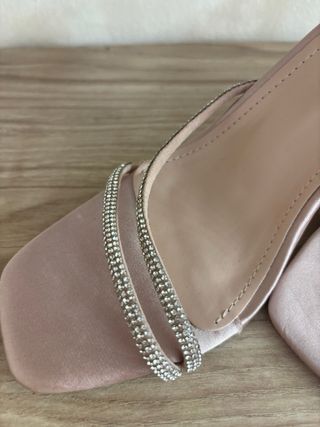 Sandalias de tacón rosa con pedrería