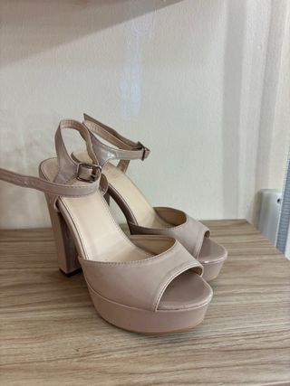 Sandalias de tacón beige