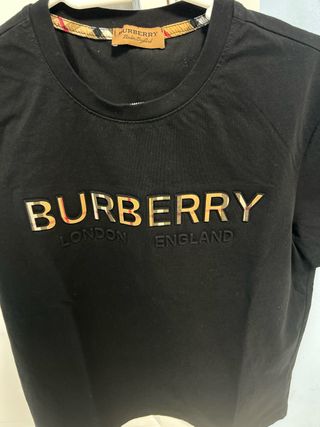 Camiseta Burberry Negra Logo Dorado