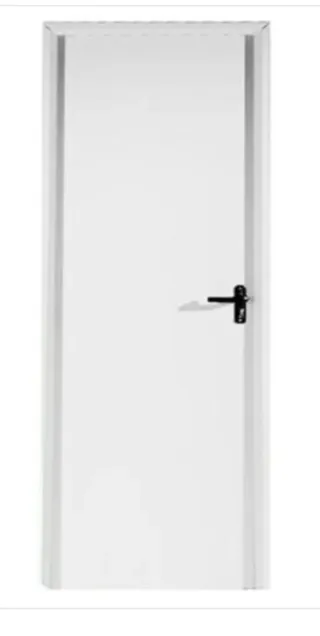 Puerta blanca con manilla negra