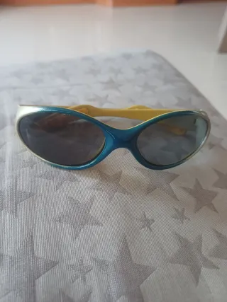 Gafas de sol azules y amarillas
