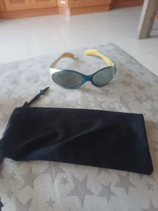 Gafas de sol azules y amarillas