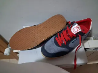 Zapatillas Much More grises y rojas