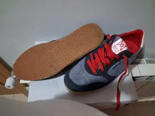 Zapatillas Much More grises y rojas