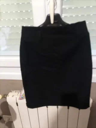 Falda negra de paño con buen corte