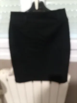Falda negra de paño con buen corte