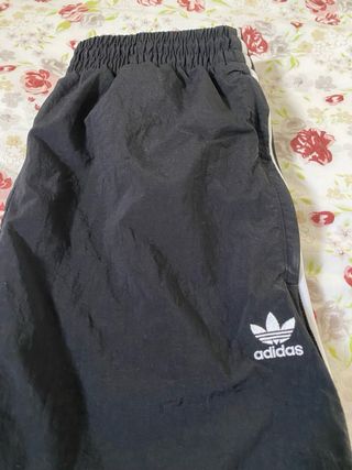 Chándal Adidas Negro con Rayas Blancas