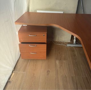 Mesa de oficina con 3 cajones