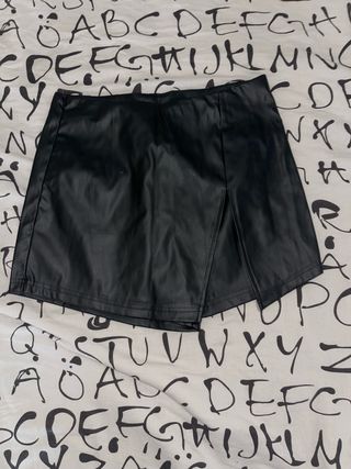 Falda-pantalón corta de color negro.