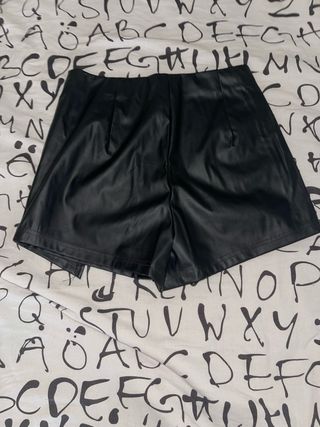 Falda-pantalón corta de color negro.