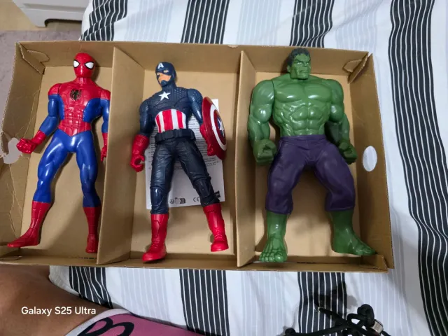 Figuras Spiderman, Capitán América y Hulk