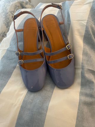 Zapatos charol azul de la marca francesa Sézane