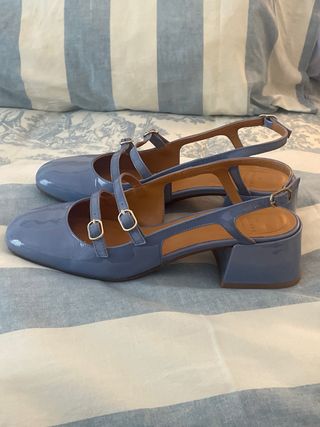Zapatos charol azul de la marca francesa Sézane