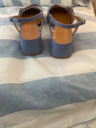 Zapatos charol azul de la marca francesa Sézane